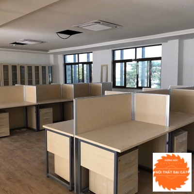Vách ngăn bàn làm việc gỗ chân sắt