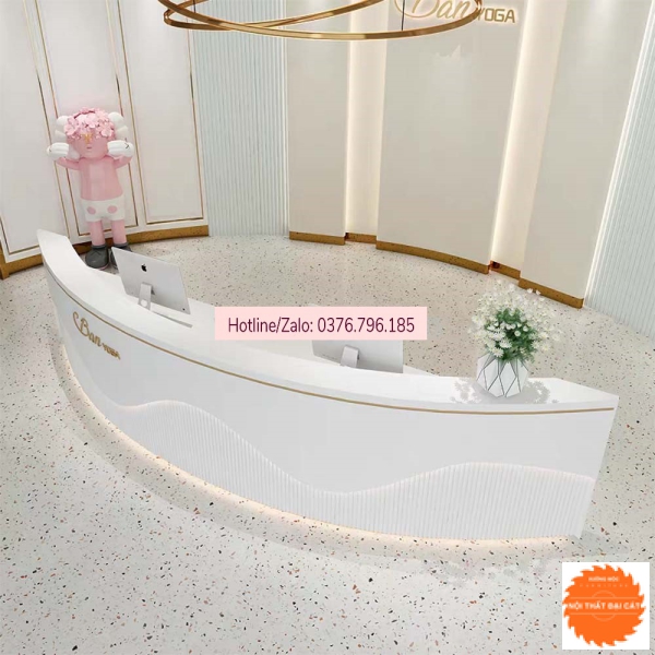 Quầy lễ tân cong thiết kế đẹp QLT056